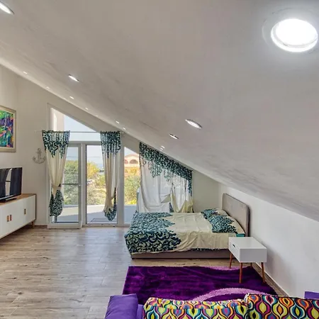 Boutique Nirvana 2, Proboj 25 *