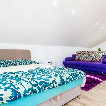 Boutique Nirvana 2, Proboj 25 *