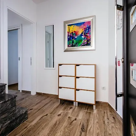 Boutique Nirvana 2, Proboj 25 *