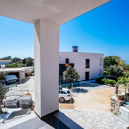 Boutique Nirvana 2, Proboj 25 Košljun