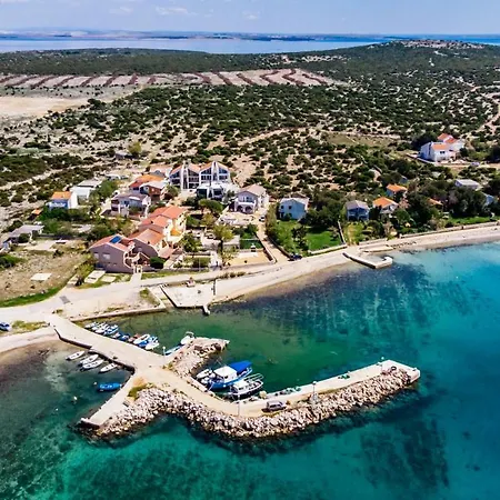 Boutique Nirvana 2, Proboj 25 *