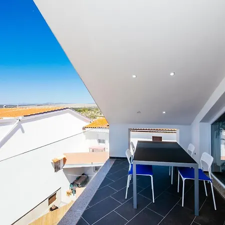 Boutique Nirvana 2, Proboj 25 *