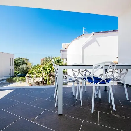 Boutique Nirvana 2, Proboj 25 *