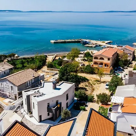 Boutique Nirvana 2, Proboj 25 * Kosljun