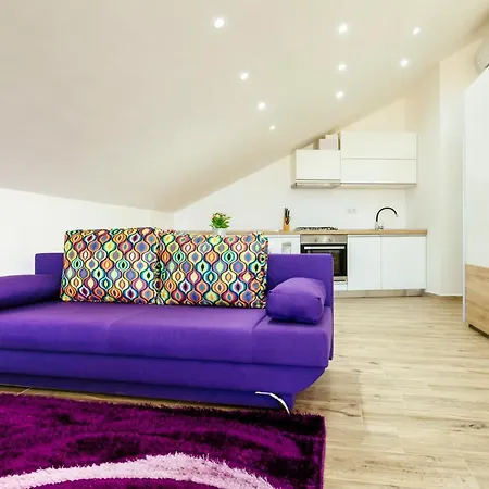 Boutique Nirvana 2, Proboj 25 * Kosljun