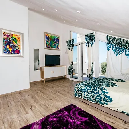 Boutique Nirvana 2, Proboj 25 *