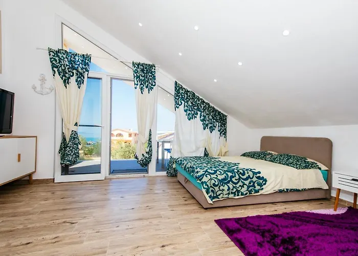 Boutique Nirvana 2, Proboj 25 *