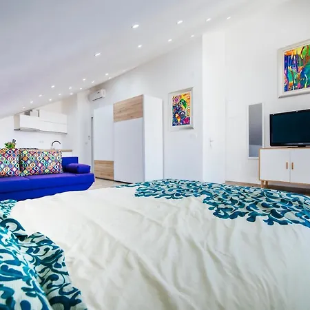 Boutique Nirvana 2, Proboj 25 *