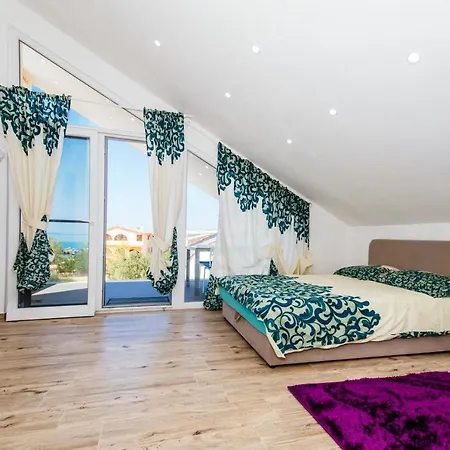 Boutique Nirvana 2, Proboj 25 *