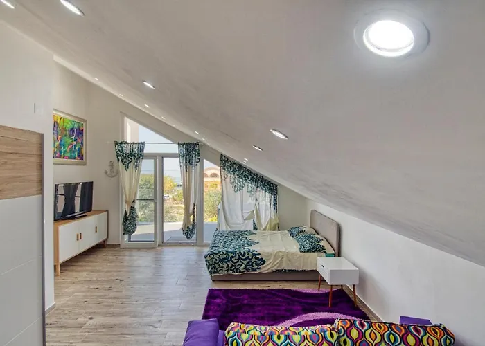 Boutique Nirvana 2, Proboj 25 *