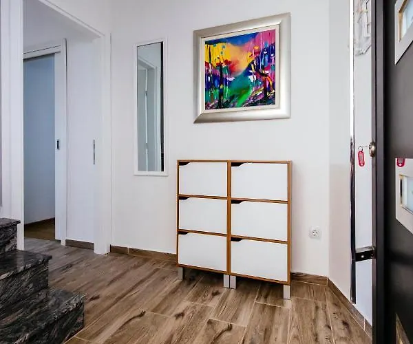 Boutique Nirvana 2, Proboj 25 *