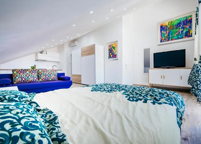 Boutique Nirvana 2, Proboj 25 *